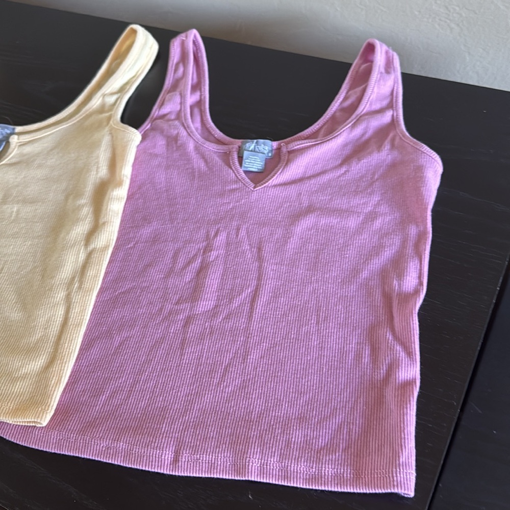 Tilly’s Women’s Sleeveless Vneck Cropped Tops bundle; pink & yellow size Small - Picture 5 of 8